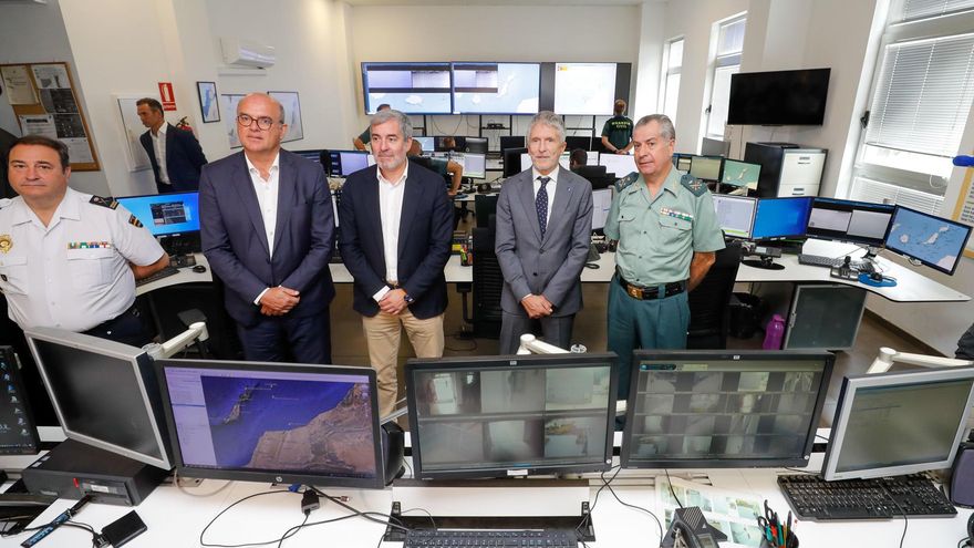 El ministro del Interior, Fernando Grande Marlaska (2d), y el presidente de Canarias, Fernando Clavijo (c), junto a Anselmo Pestana y mandos de la Guardia Civil y Policía Nacional en la reunión de coordinación sobre la situación migratoria en las islas