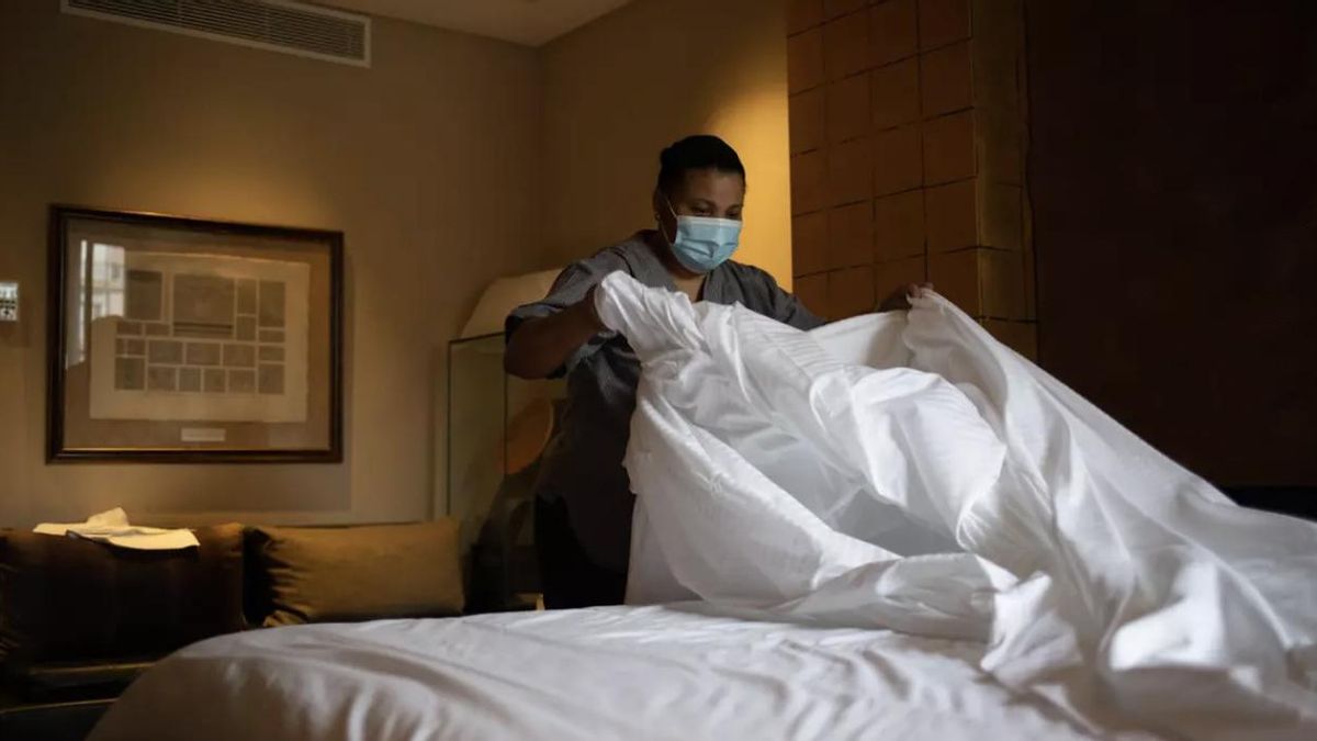 Todos los partidos salvo Vox acuerdan que las camas elevables sean obligatorias en Canarias para aliviar a las camareras de piso