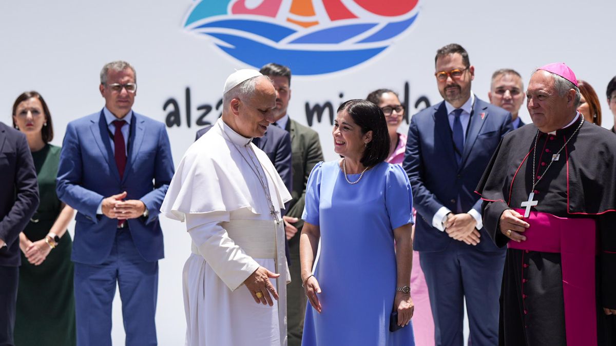 La alcaldesa de Las Palmas de Gran Canaria, Carolina Darias, junto al Papa al hacerle entrega de las llaves de la ciudad.