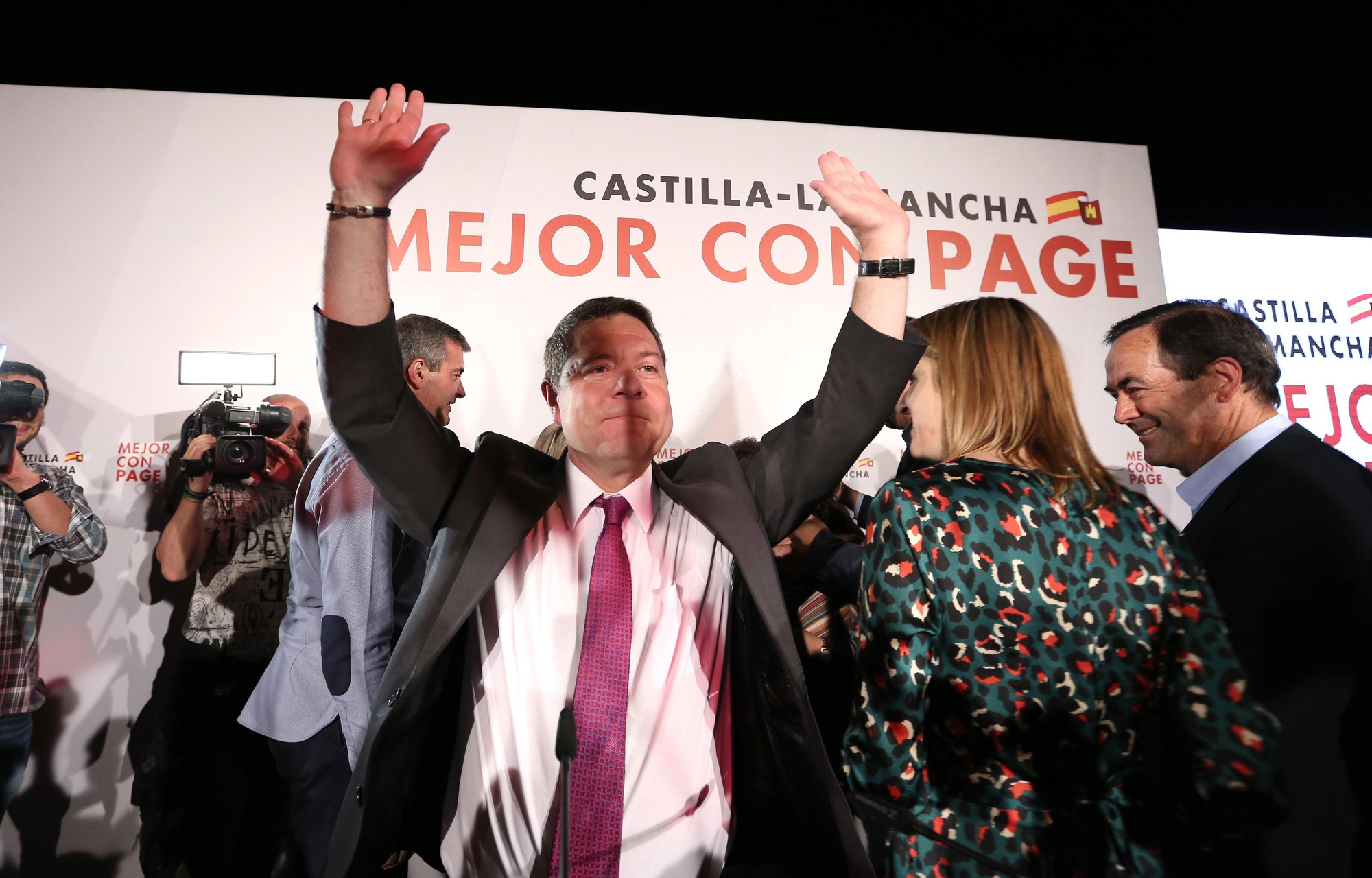El presidente de Castilla-La Mancha, Emiliano García-Page, alza los brazos en señal de victoria, tras ganar la mayoría aboluta con el PSOE en la comunidad.