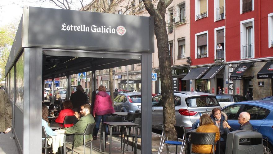 Prohibido beber en partidos infantiles y restricciones en bares: así busca Sanidad atajar el consumo de alcohol en menores