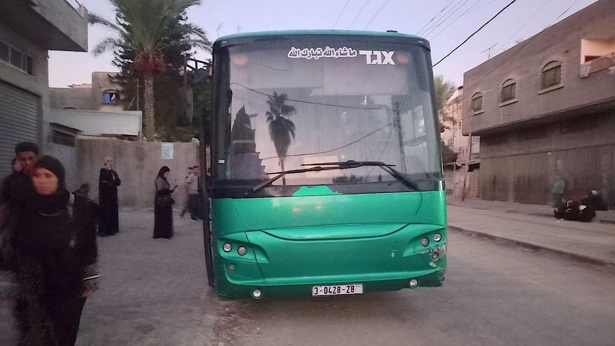 Fotografía del autobús que ha llevado a los universitarios gazatíes con plaza en España hacia el aeropuerto en Jordania.