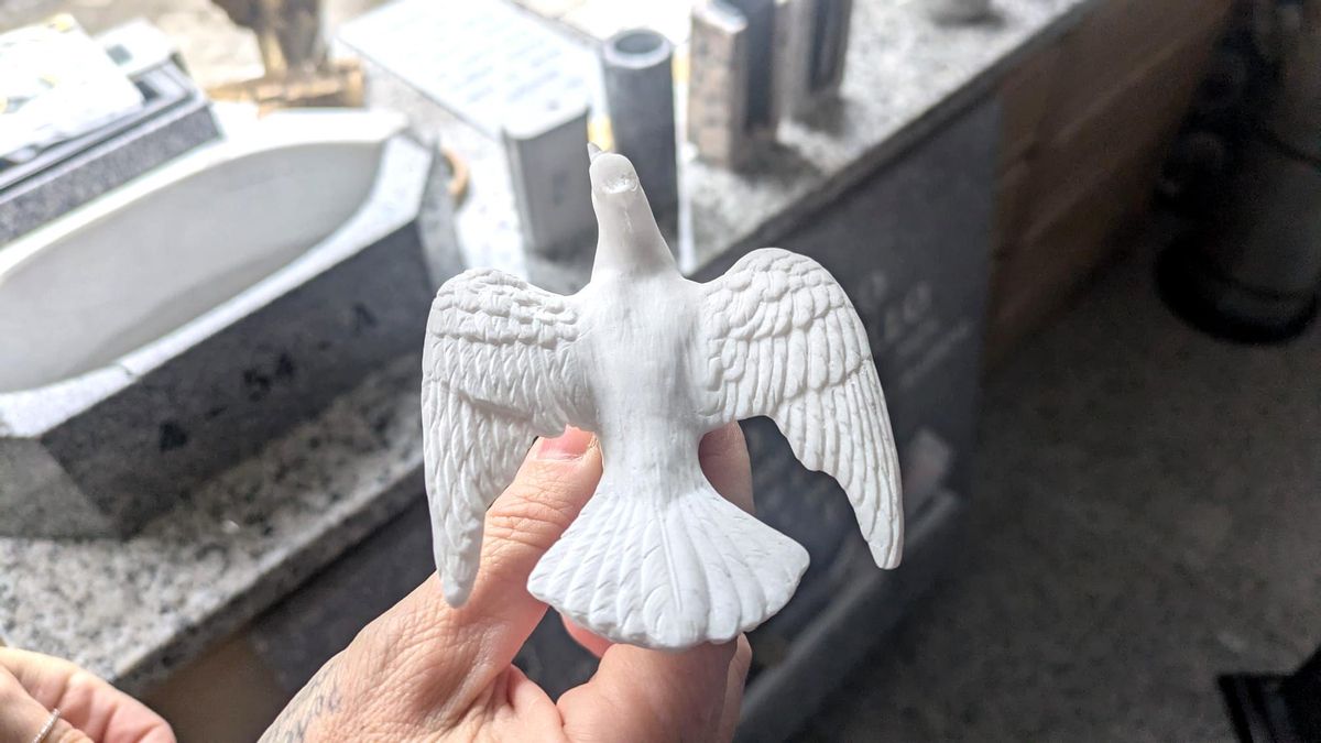 Una de las figuras de marmolina que venden junto a La Almudena, antes de pintarse