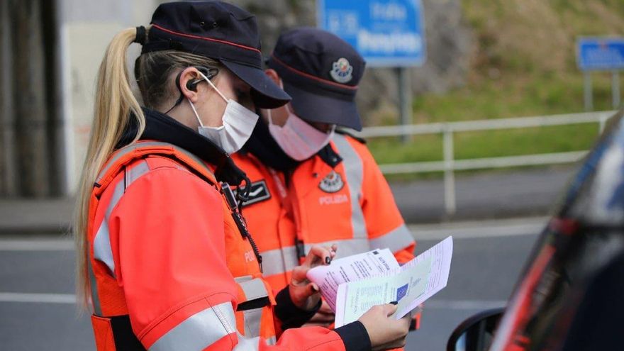 Agentes de la Ertzaintza en un control de movilidad
