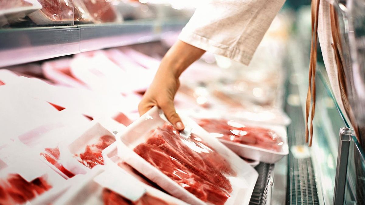 Bandejas de carne en el supermercado