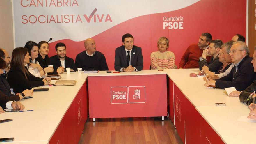Reunión del equipo de Casares con los secretarios generales de las agrupaciones.