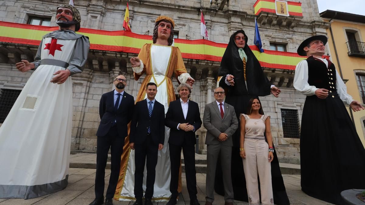 Héctor Alaiz, Javier Alfonso Cendón, Carlos Martínez, Olegario Ramón y Nuria Rubio en el Día del Bierzo y fiesta de La Encina.