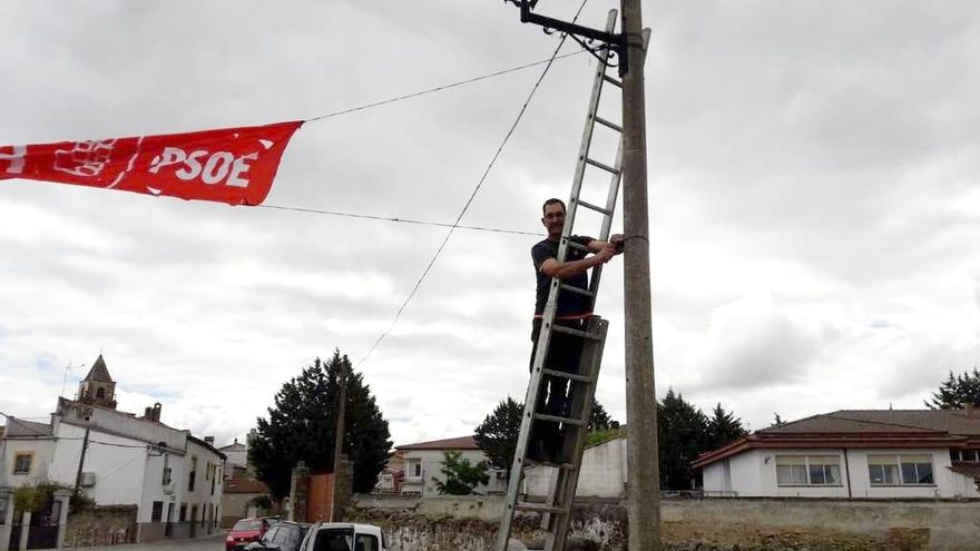 De alcalde con mayoría absoluta de un pueblo de Cáceres a candidato en otro a cinco kilómetros con minoría