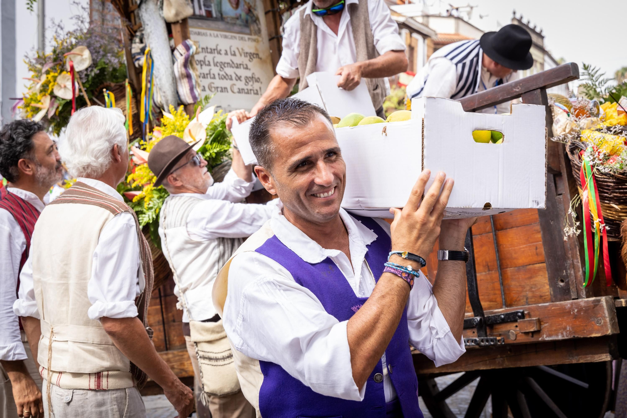 Carretas municipales en la Romería-Ofrenda en honor a la Virgen del Pino.