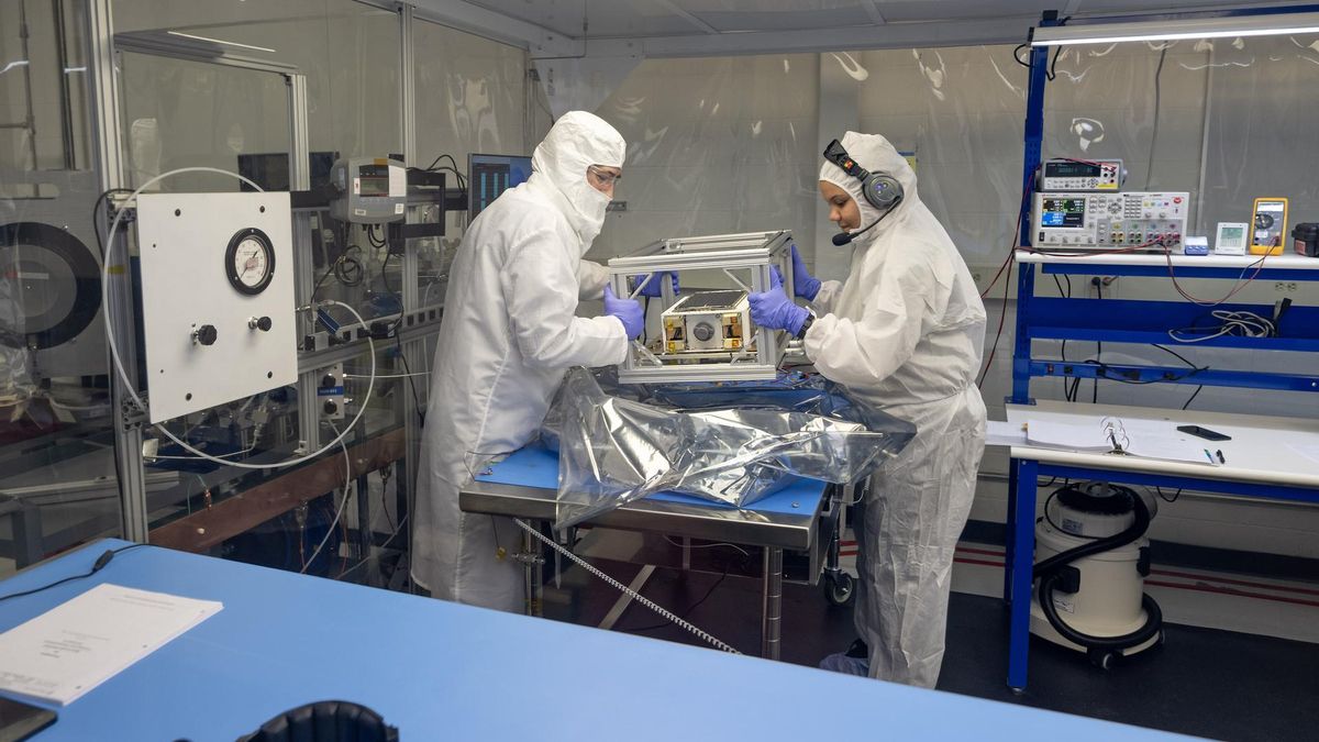 El experto en materia de propulsión Chris Burnside, a la izquierda, y la líder de propulsión Ebony Bland, a la derecha, preparan el hardware de vuelo de la misión para realizar pruebas dentro de una sala limpia en el Centro Marshall de Vuelos Espaciales de la NASA en Huntsville, Alabama. El CubeSat 6-U se sometió recientemente a rigurosas pruebas de giro, vacío térmico y fugas para garantizar que su innovador sistema de propulsión no tóxico esté listo para el entorno extremo del espacio.