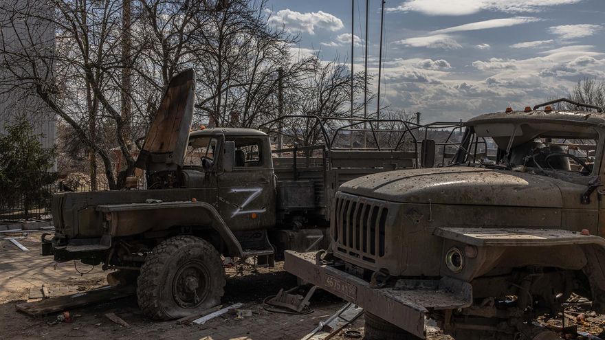 Vehículos militares rusos destrozados junto a la estación de tren donde las fuerzas rusas estaban estacionadas, en la ciudad recapturada por el ejército ucraniano Trostyanets, en la región de Sumy, Ucrania.