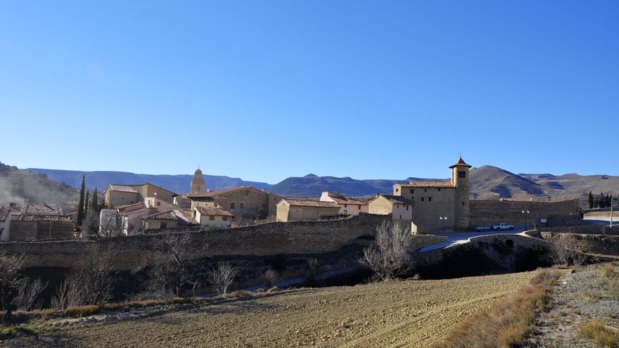 El pueblo de Aragón rodeado de murallas templarias cuyo casco histórico ha servido de plató cinematográfico