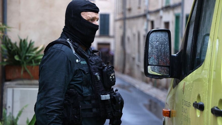 Detenido un hombre que se atrincheró en su casa armado y que retuvo a su madre para no ser arrestado por agresión sexual