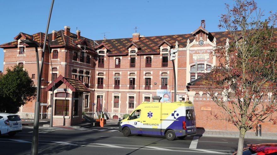 Una ambulancia entra en el hospital vizcaíno de Basurto. EFE/LUIS TEJIDO/Archivo