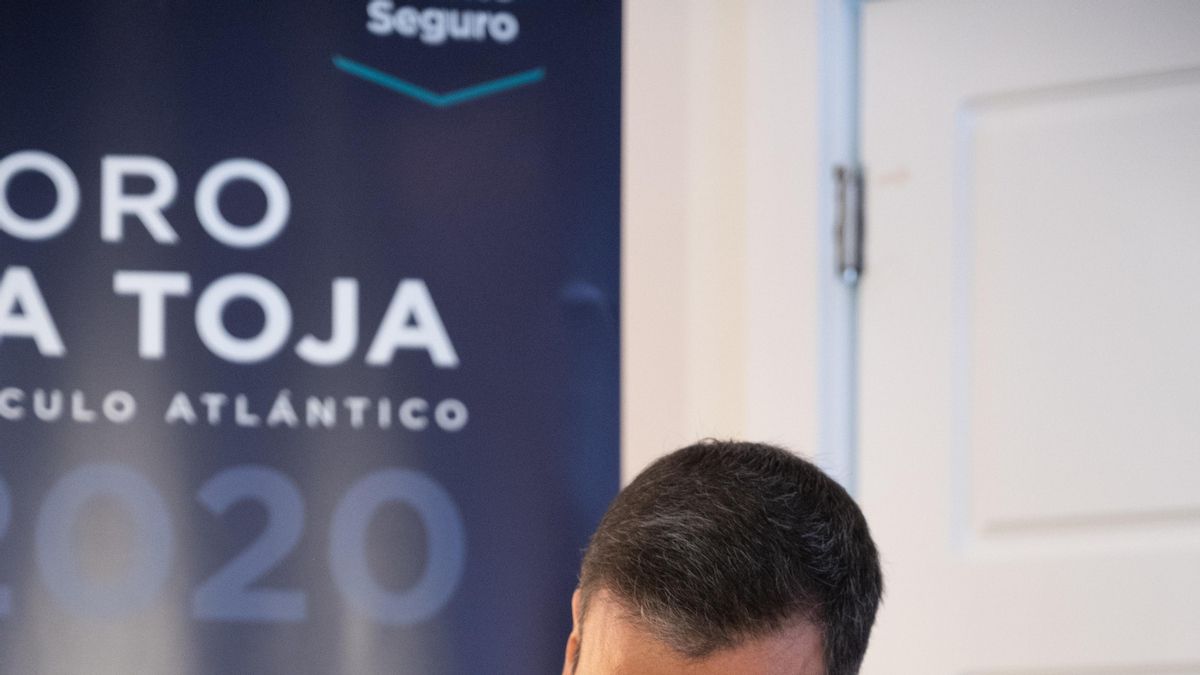 El presidente del Gobierno, Pedro Sánchez, durante la firma de un documento en el acto de clausura del II Foro La Toja-Vínculo Atlántico celebrado en la Isla de Toja, Pontevedra, Galicia, (España), a 3 de septiembre de 2020.