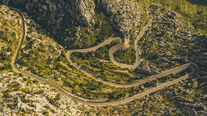 La carretera de la Sierra de Tramuntana con más de una docena de curvas de herradura hasta llegar a un destino espectacular frente al Mediterráneo