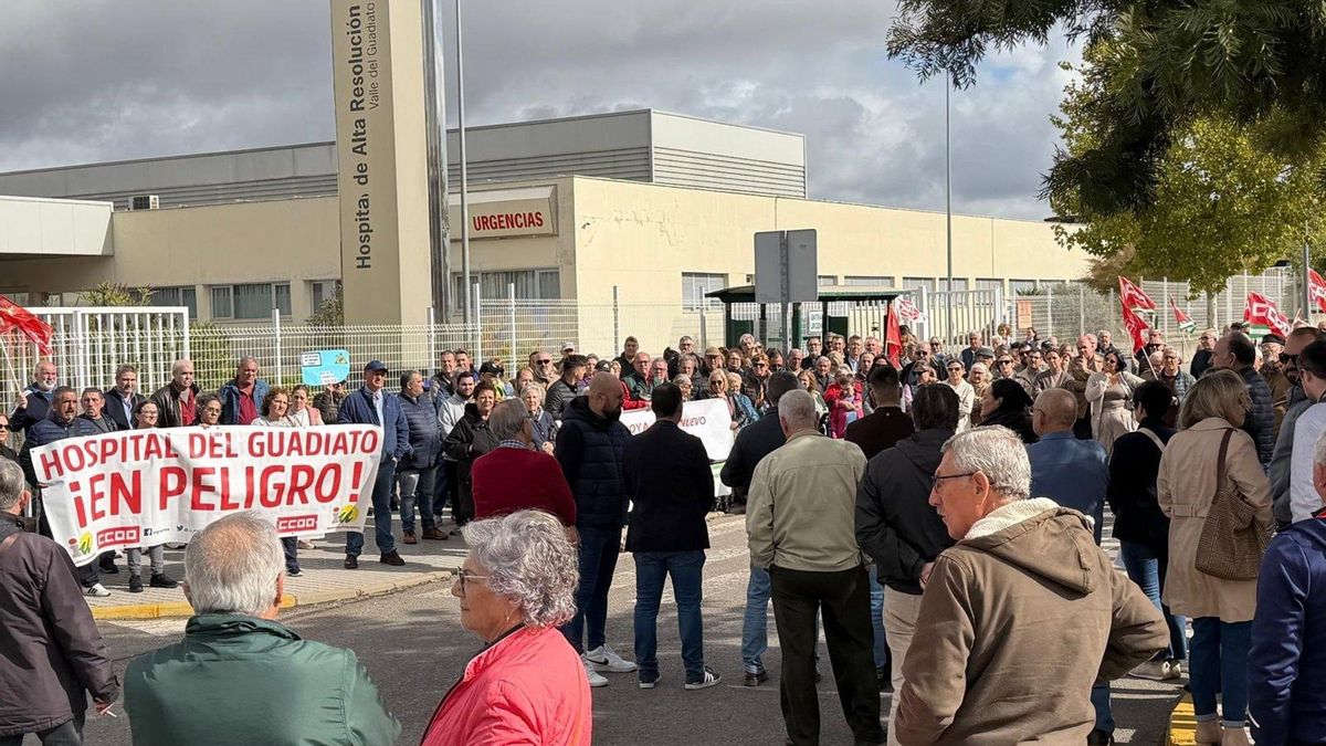 IU critica el "desmantelamiento" del Hospital de Peñarroya en una concentración ante el propio centro