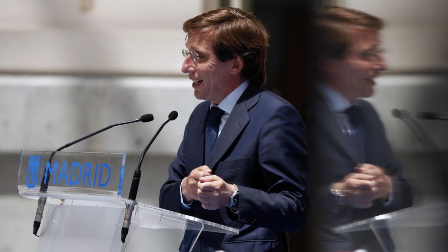El alcalde de Madrid, José Luis Martínez Almeida durante la firma con el regidor de Badajoz, Francisco Javier Fragoso, de la Declaración Institucional de Apoyo al Desarrollo del Corredor Sudoeste Ibérico este lunes en Madrid. EFE/Javier Lizón