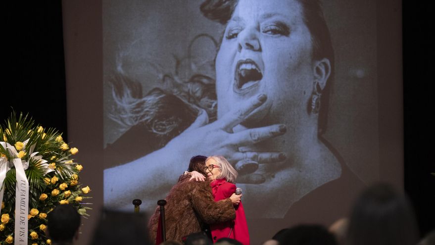 Decenas de personas acuden a la capilla ardiente para dar su último adiós a Itziar Castro