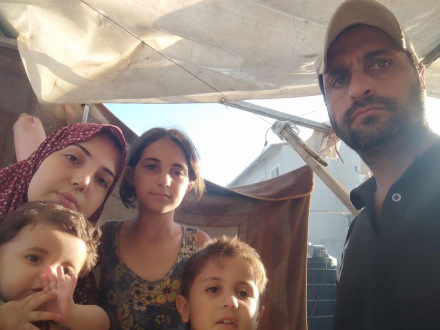 Mohammed Al Hindi, junto a su familia en la tienda de campaña que ocuparon.