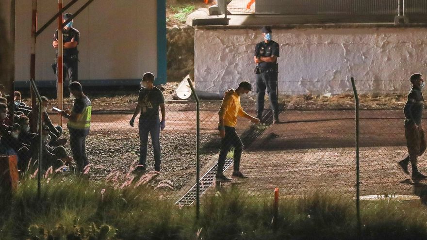 Migraciones instalará siete campamentos de emergencia para migrantes y Canarias insiste en derivarlos a la Península