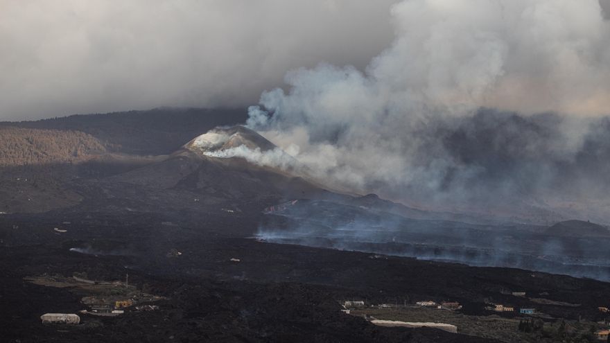 La erupción del volcán de La Palma vista desde la montaña de La Laguna