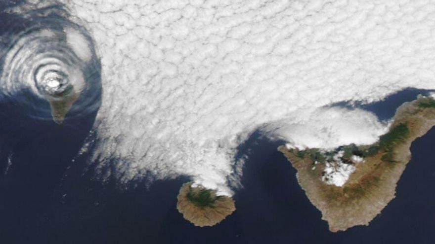 Irrupción de la erupción de La Palma en el cielo de Canarias