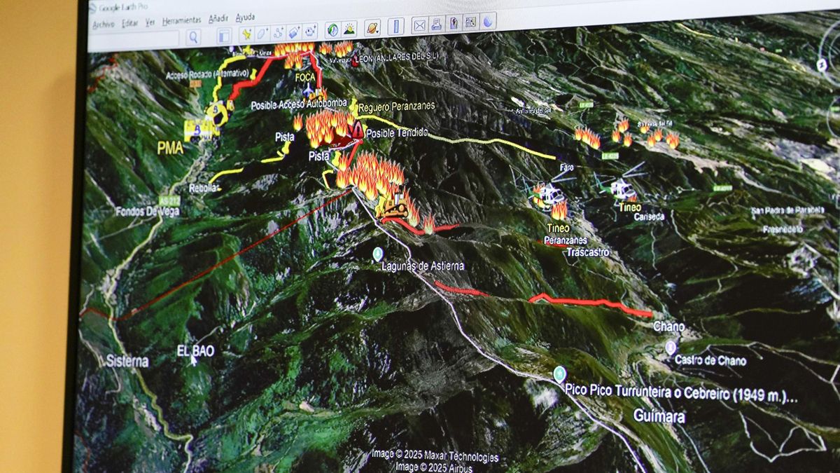 La UME y las Brigadas de refuerzo instalan depósitos auxiliares de recarga de agua para atajar el incendio de Degaña