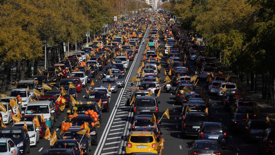 Cientos de coches colapsan la Castellana en protesta contra la ley Celaá