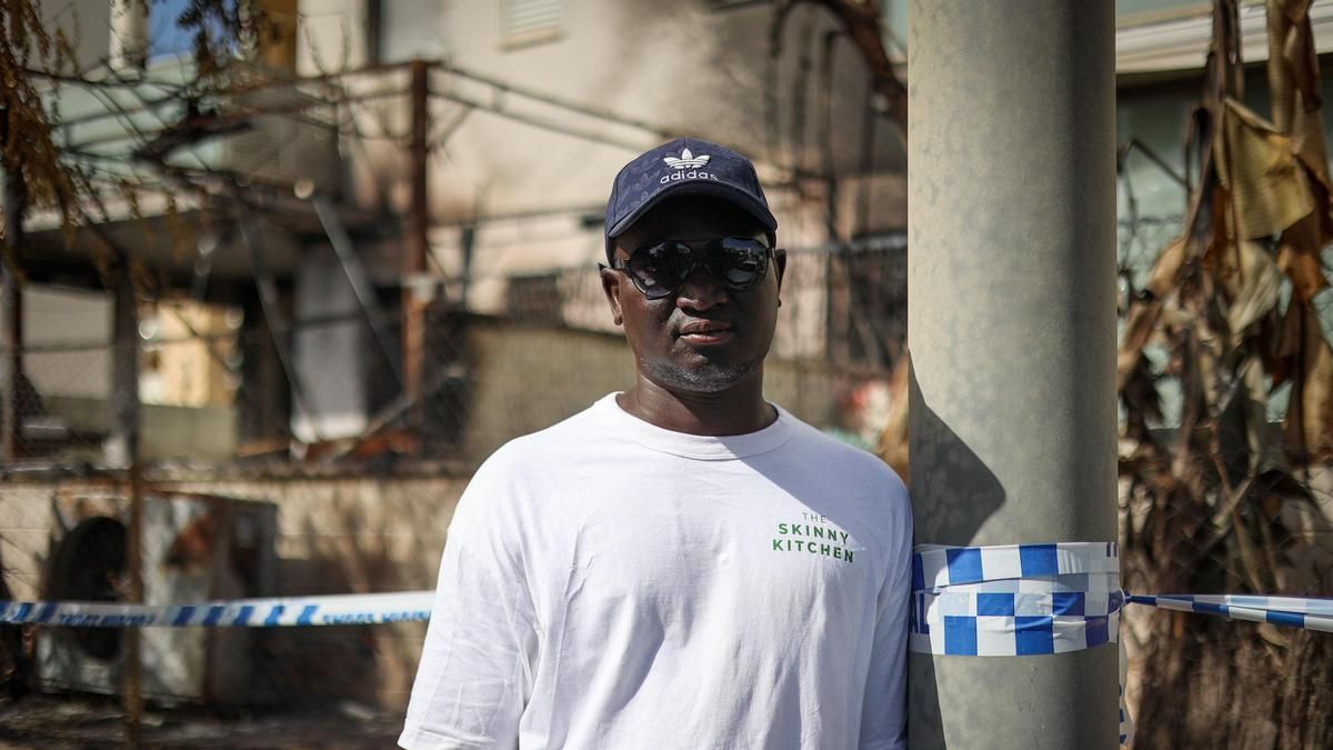Modou, el migrante sin papeles que duerme en la playa y que apagó él solo un incendio en unos pisos de Ibiza