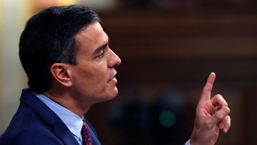 El presidente del Gobierno, Pedro Sánchez, durante su intervención ante el pleno del Congreso de este miércoles para informar del estado de alarma y de los últimos consejos europeos. EFE/ J.J. Guillén