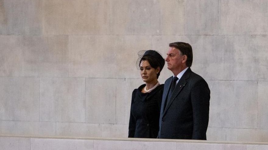 Bolsonaro cree que si no gana "por el 60%, es porque hay algo raro" y alienta el fantasma de fraude