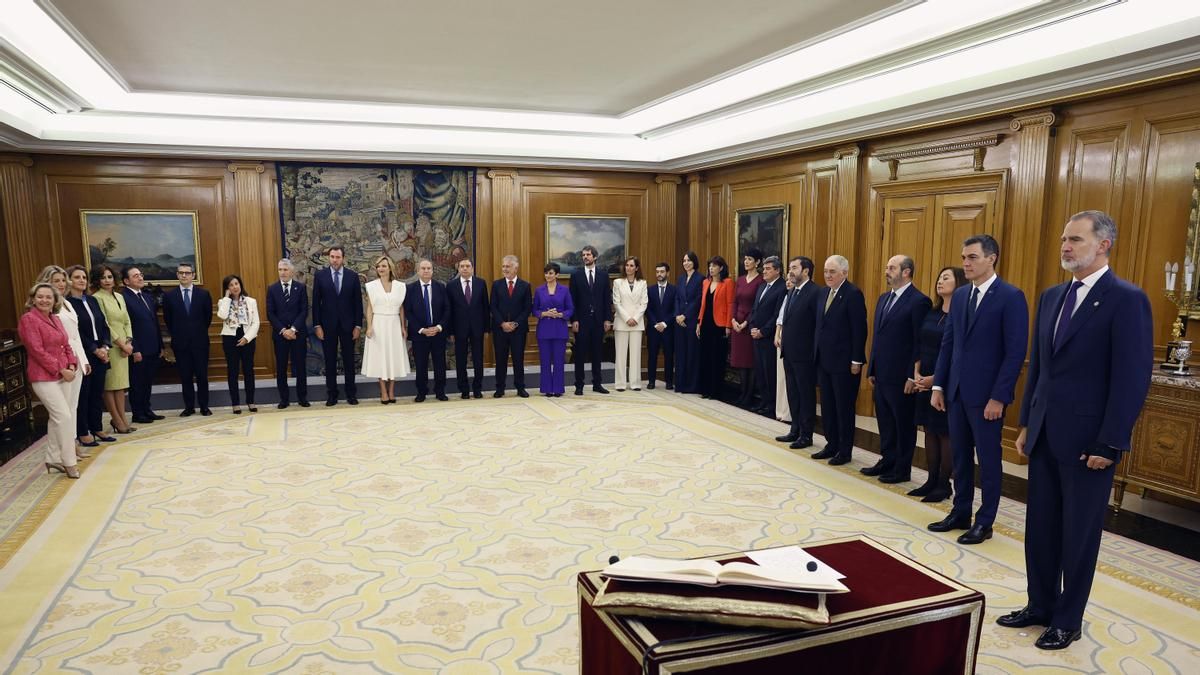 Los nuevos ministros del Gobierno de Sánchez antes de jurar el cargo ante el rey.