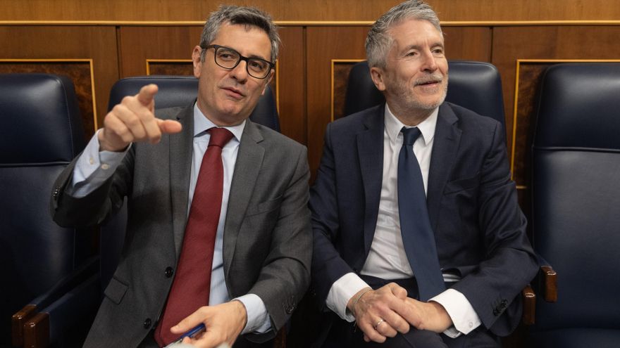El ministro de la Presidencia, Relaciones con las Cortes y Justicia, Félix Bolaños (i) y el ministro de Interior, Fernando Grande-Marlaska (d), durante una sesión de control al Gobierno en el Congreso de los Diputados