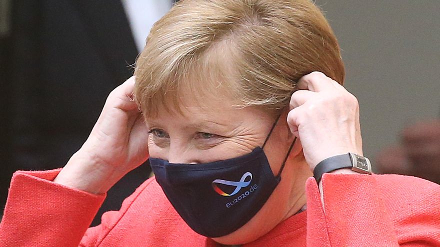 Angela Merkel se quita la mascarilla antes de un discurso en Berlín