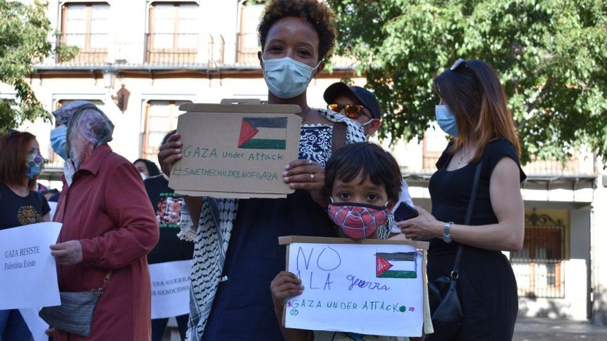 Un momento de la concentración en Toledo en repulsa de la violencia y contra los ataques al pueblo palestino