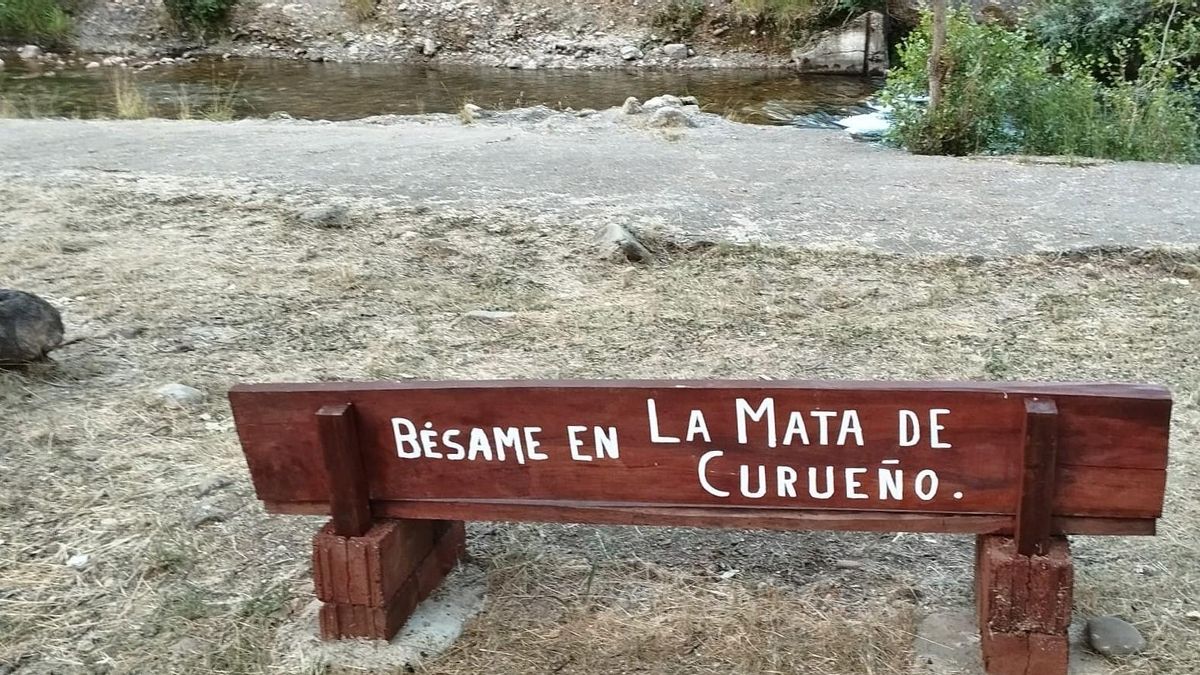 La Mata de Curueño estrena su 'Banco del Beso' junto al río de los chapuzones