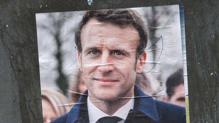 Un póster de campaña del presidente francés Emmanuel Macron para las elecciones presidenciales del 10 y 24 de abril visto en París.
