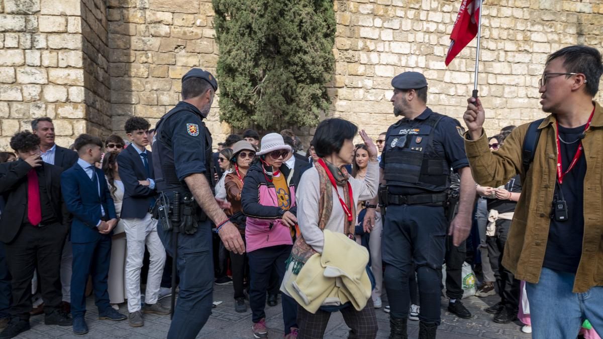 Grupo de turistas japoneses perdidos en medio de la bulla de Jesús Despojado