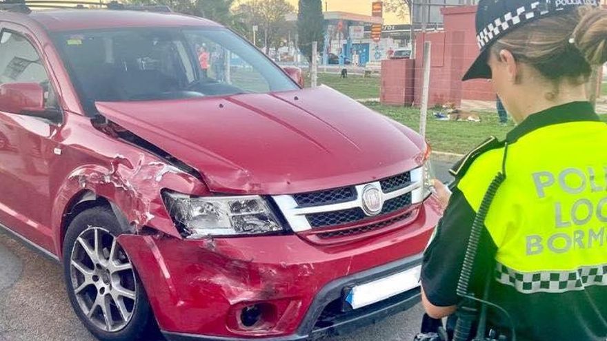 Un conductor ebrio y sin carnet daña tres coches en la vía pública en Bormujos