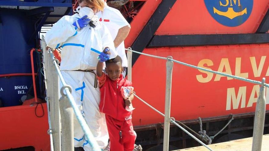 Rescatan a 88 inmigrantes en dos pateras y dos balsas en el Estrecho