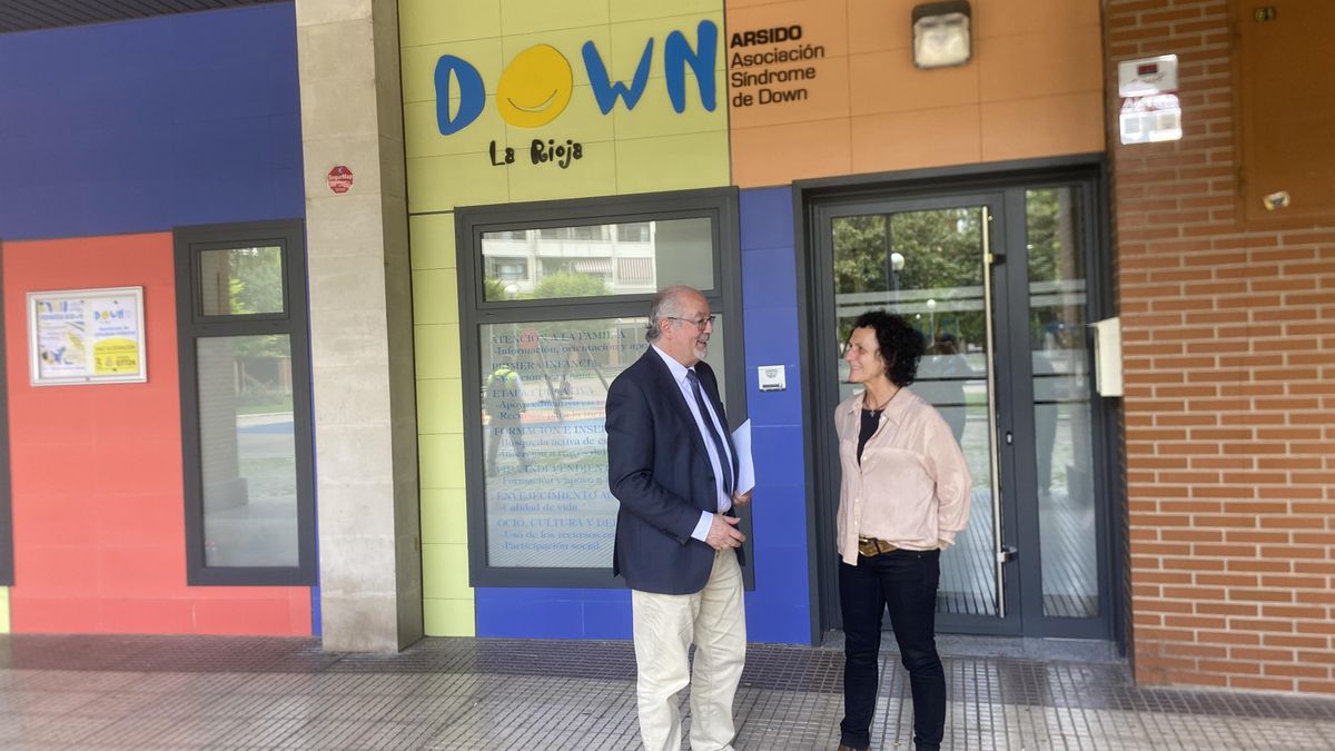El concejal Jesús López con Lourdes Prado en la sede de Arsido Down La Rioja