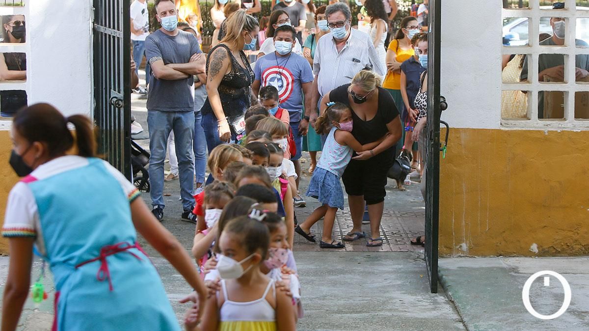 Abrazos y lágrimas en la vuelta al cole de un nuevo curso en pandemia