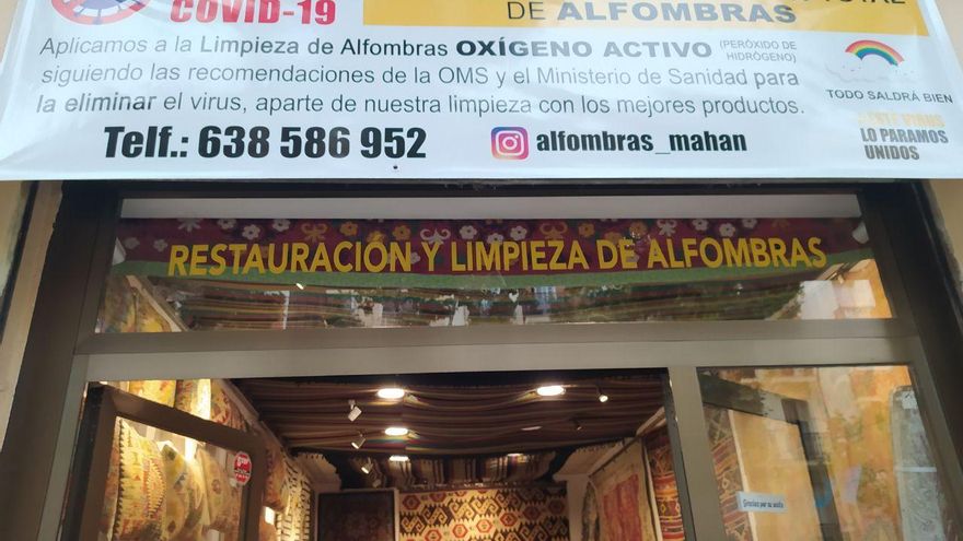 Letrero en la tienda de Hadi, que se dedica a restaurar y limpiar alfombras.