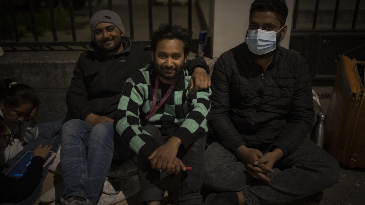 Delowar y sus compañeros de piso, todos bangladesíes, son los primeros en la fila