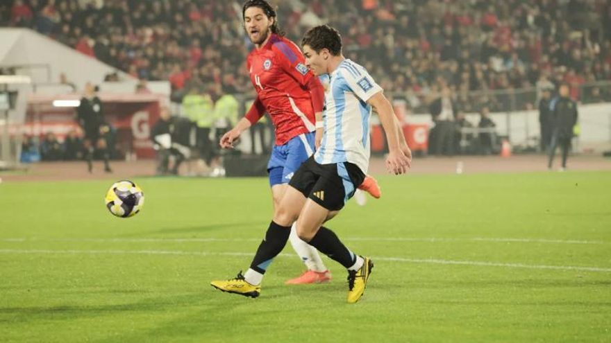 Con gol de Julián Álvarez y el regreso de Messi, la Selección Argentina le ganó a Chile