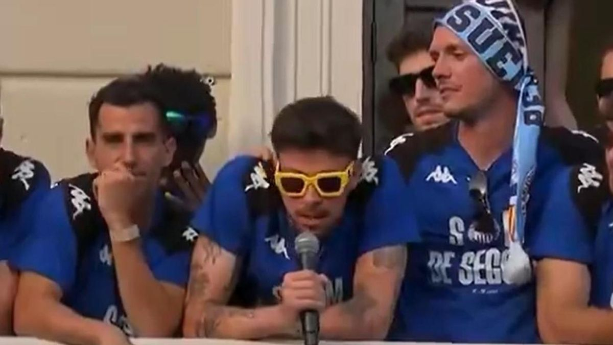 El portero del Sabadell alenta insultos contra Pedro Sánchez durante la celebración del ascenso: "Contestáis con lo que salga"