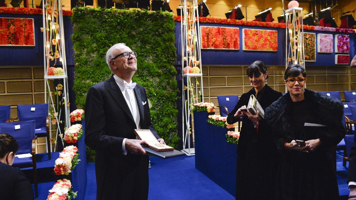 Patrick Modiano posa con la medalla y el diploma de durante la ceremonia celebrada en Estocolmo el 10 de diciembre de 2014