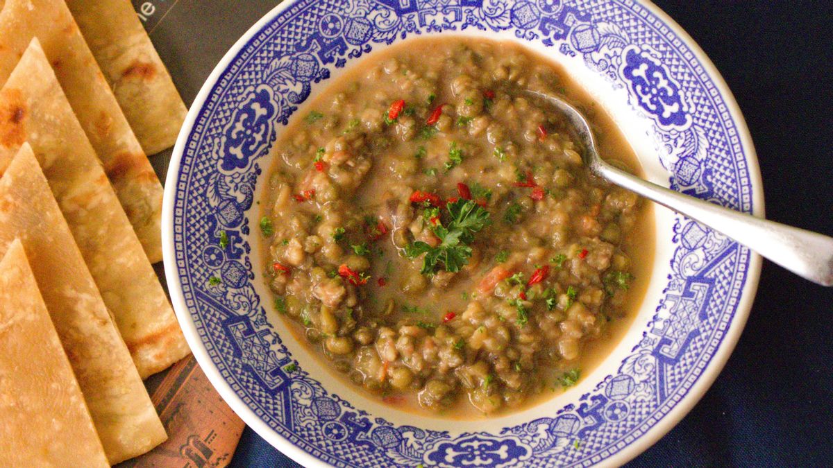 Cómo hacer sopa de lentejas al estilo libanés, un plato que sorprende por su sencillez y su sabor a limón y especias
