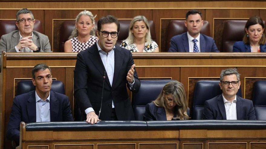 El vicepresidente primero y ministro de Economía, Comercio y Empresa, Carlos Cuerpo, interviene durante una sesión de control al Gobierno, en el Congreso de los Diputados, a 17 de junio de 2026, en Madrid (España).